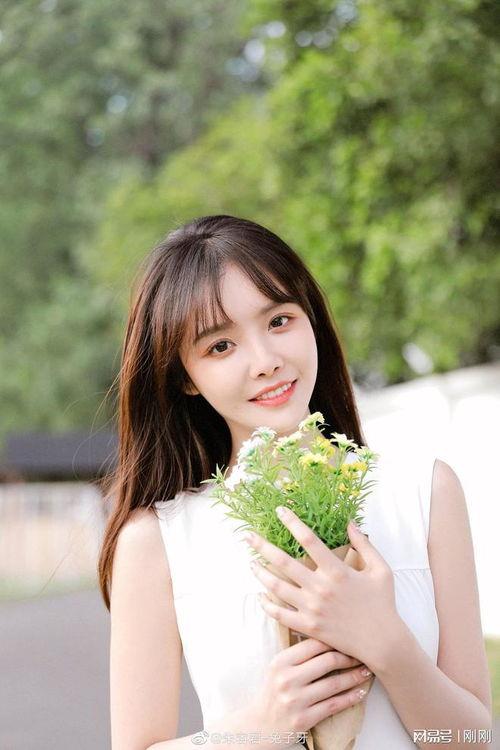 朱容君的照片,光影交织下的魅力瞬间