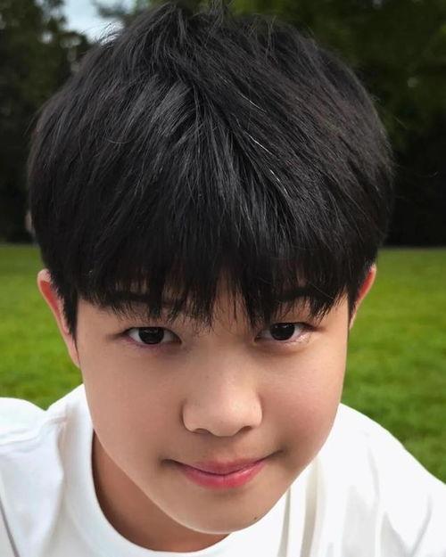 胡可背景父母,出身名门，父母背景揭秘