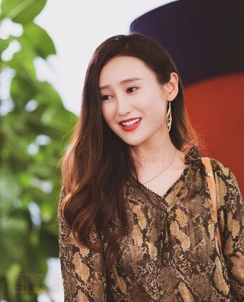 杨ruo依个人资料,才华横溢的年轻演员，演艺事业璀璨星光