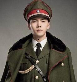 军装男照片,坚毅神采，守护家园的钢铁战士